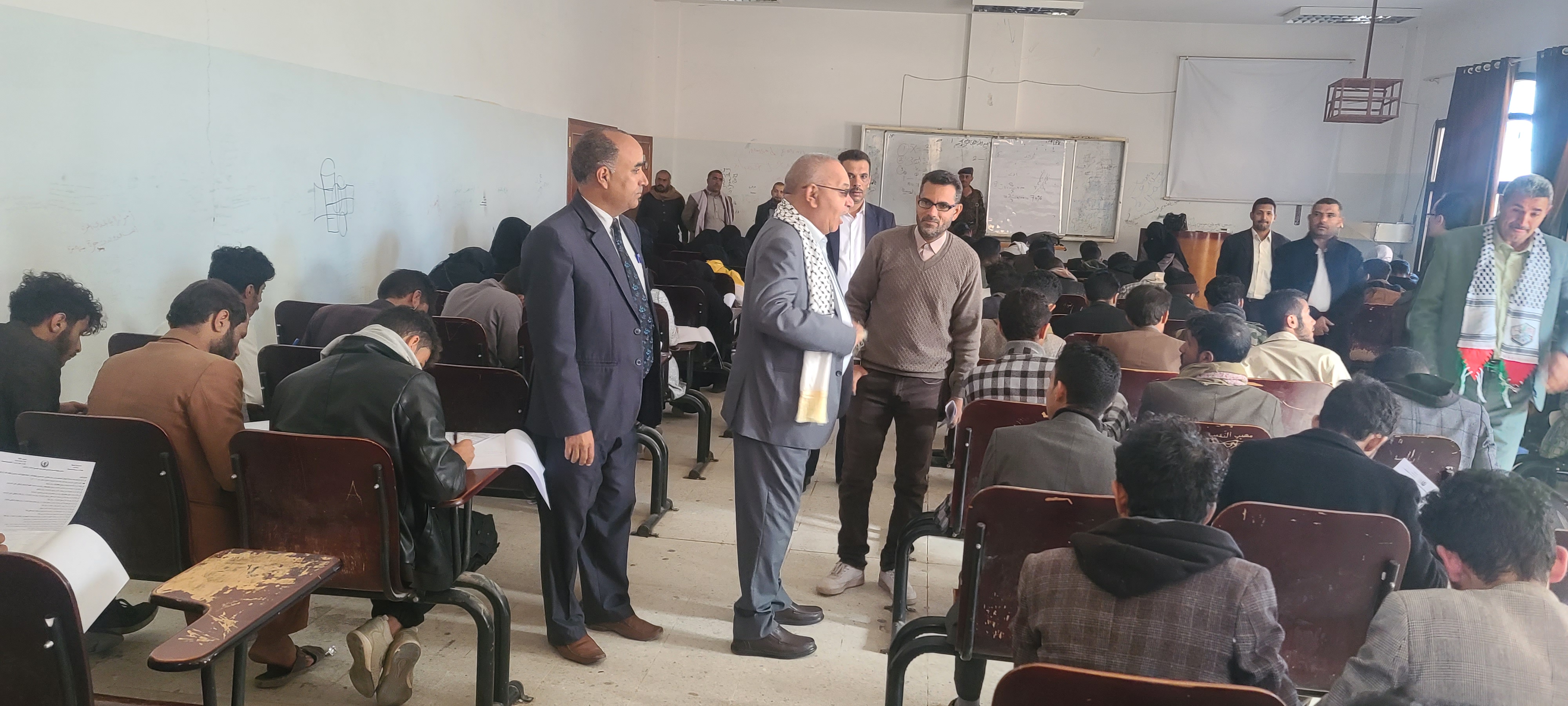 رئيس الجامعة يتفقد سير امتحانات نهاية الفصل الدراسي الأول بكلية الحاسبات